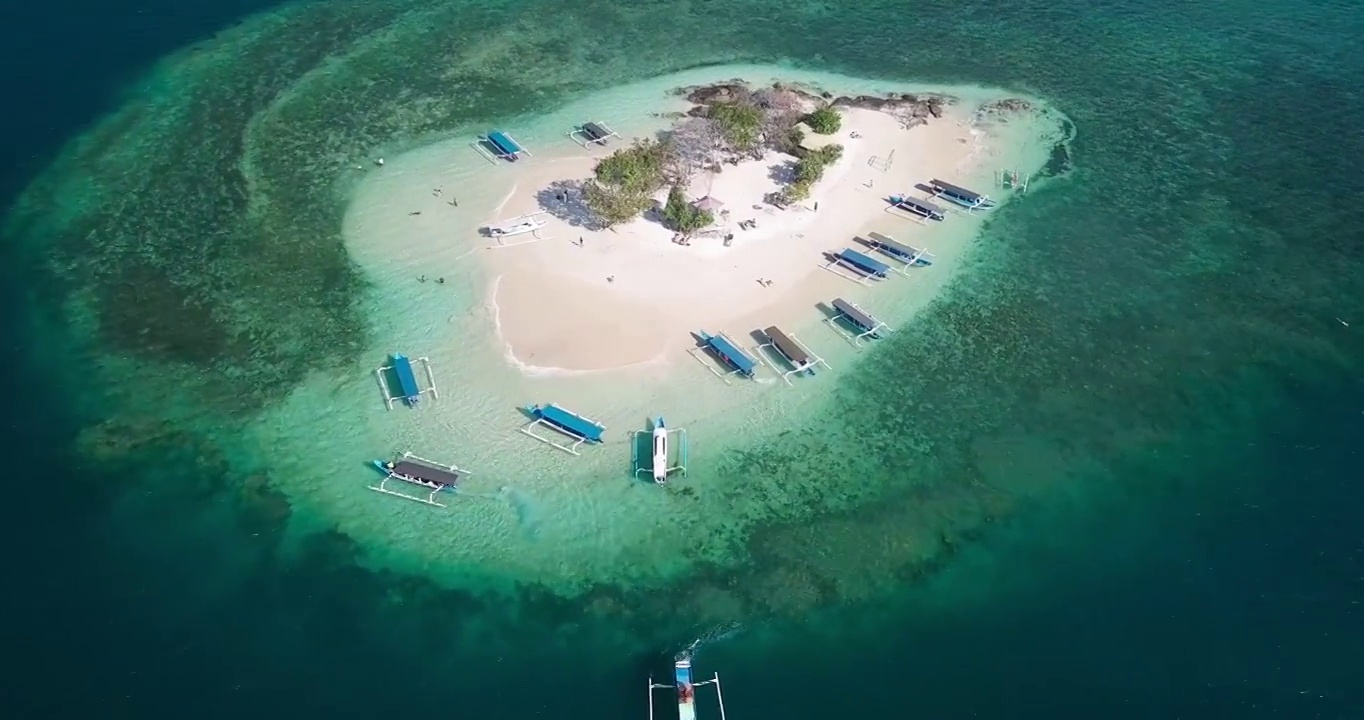 Gili Kedis岛上的观光船景色视频素材