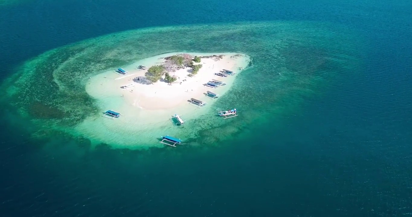 Gili Kedis岛的白色沙滩景观视频素材