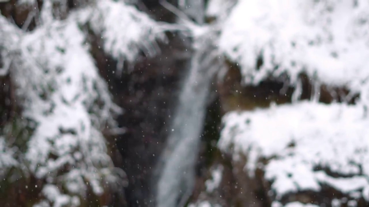 全帧慢镜头拍摄了印度喜马偕尔邦马纳里冬季降雪视频素材