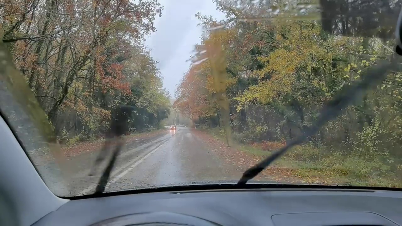 秋天的早晨，希腊约阿尼纳州弗罗西纳村的雨刷雨雾笼罩着道路视频素材