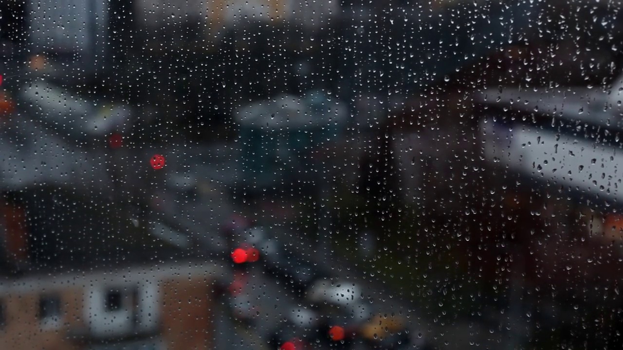 雨后玻璃窗上自然的水珠。视频素材