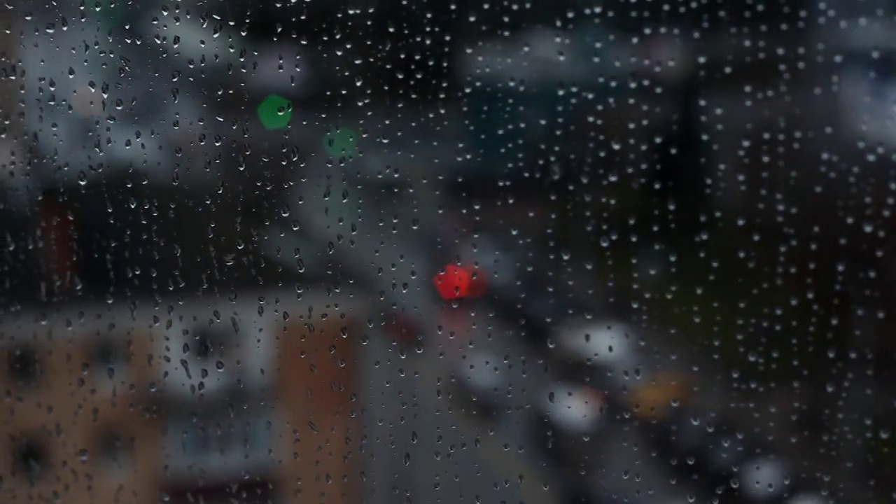 在雨天模糊的城市窗口视图。视频素材