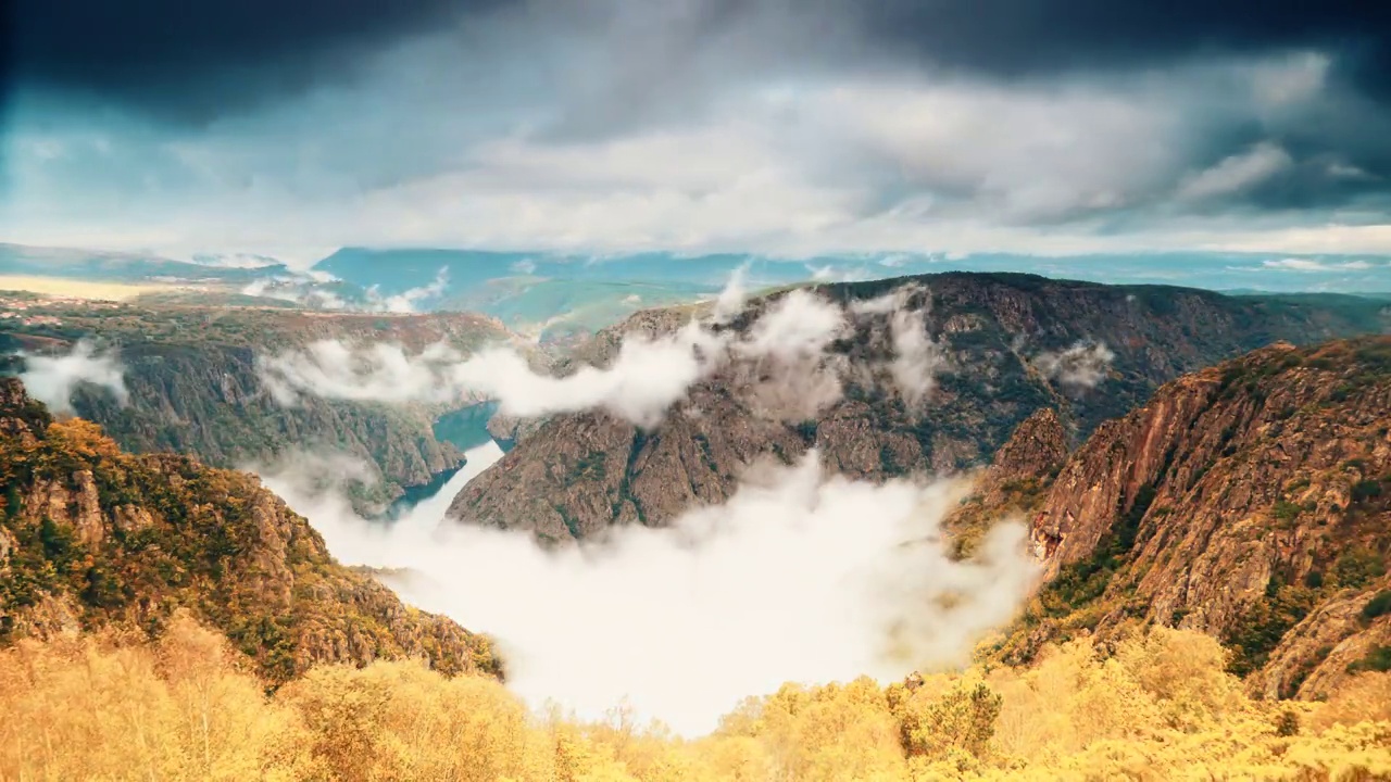 山景城。西班牙加利西亚，银峡谷河上的云朵。间隔拍摄视频素材