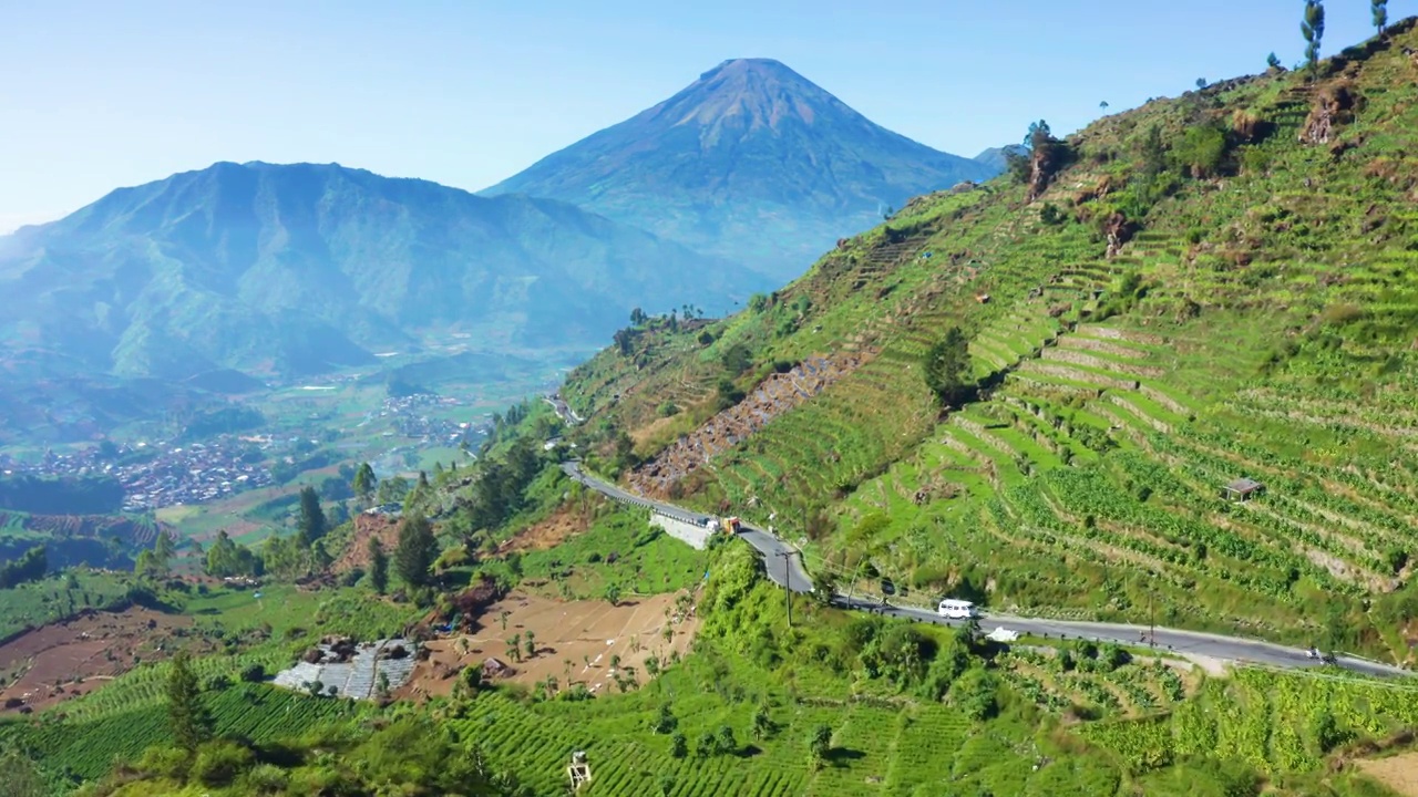 山坡上的农田风景优美视频素材