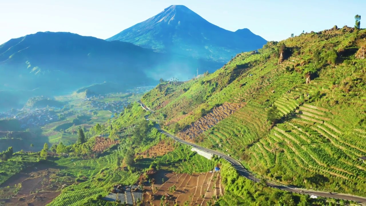 山坡上农田的空中景观视频素材