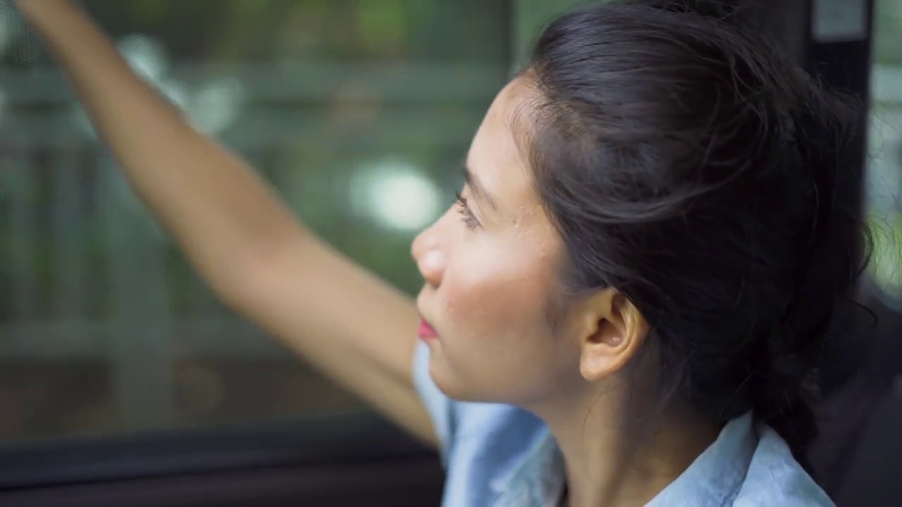 女人在车里拉窗帘睡觉视频素材