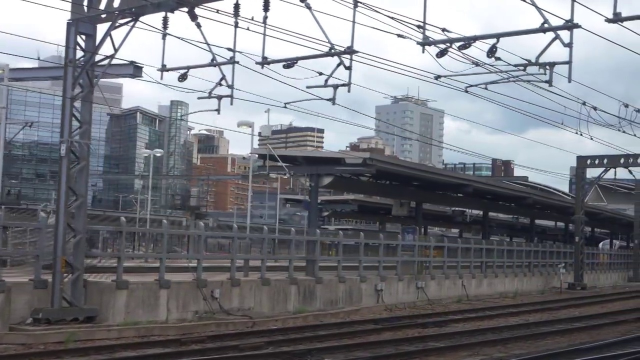 乘火车前往城市目的地，通过铁路窗口观赏风景视频素材