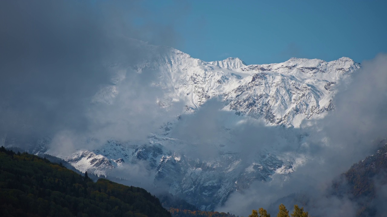 乌云覆盖着雪山视频素材