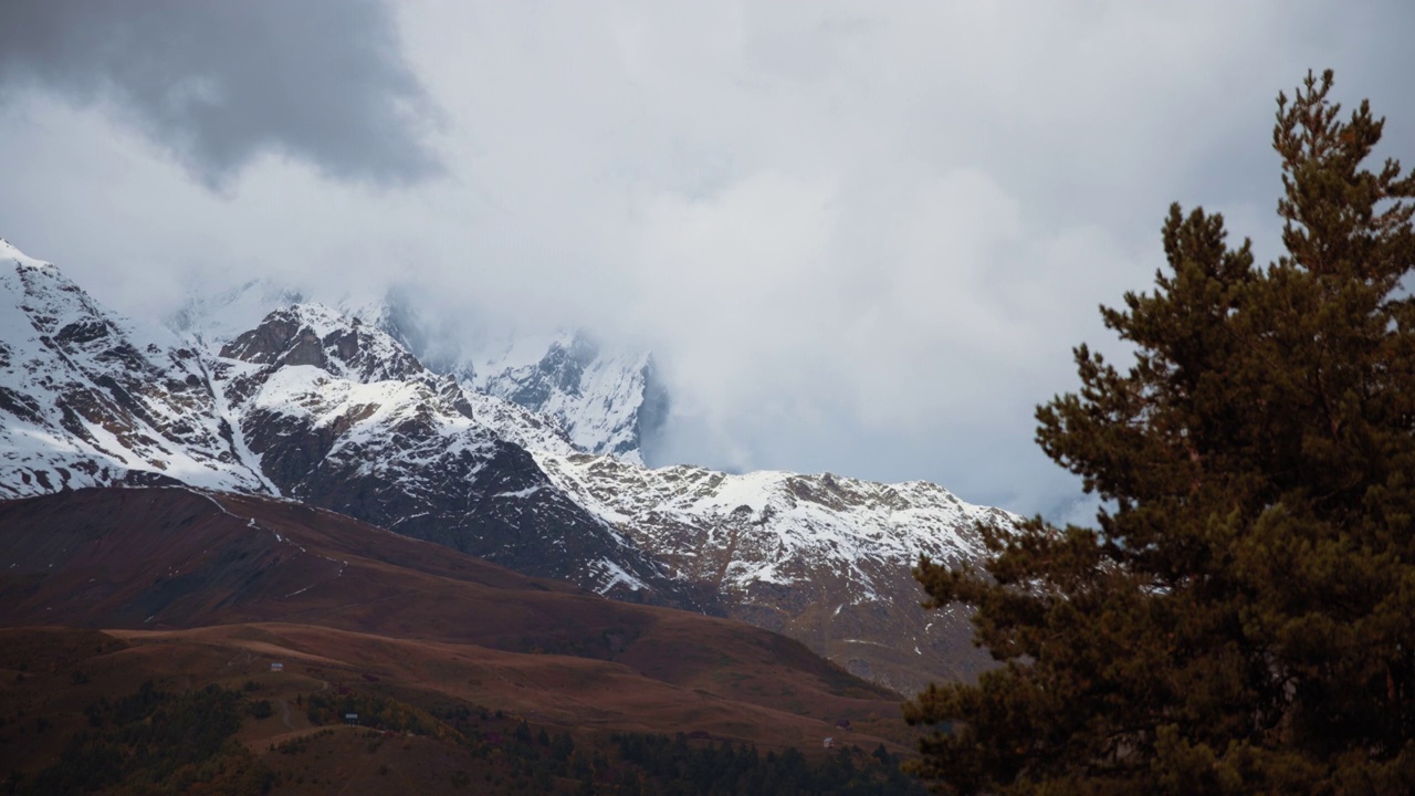 冰雪覆盖的山峰视频素材