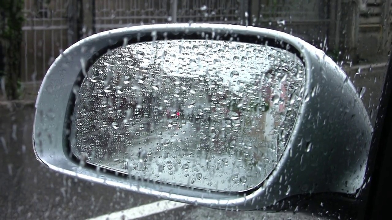 雨中行驶在城市街道上的汽车视频素材