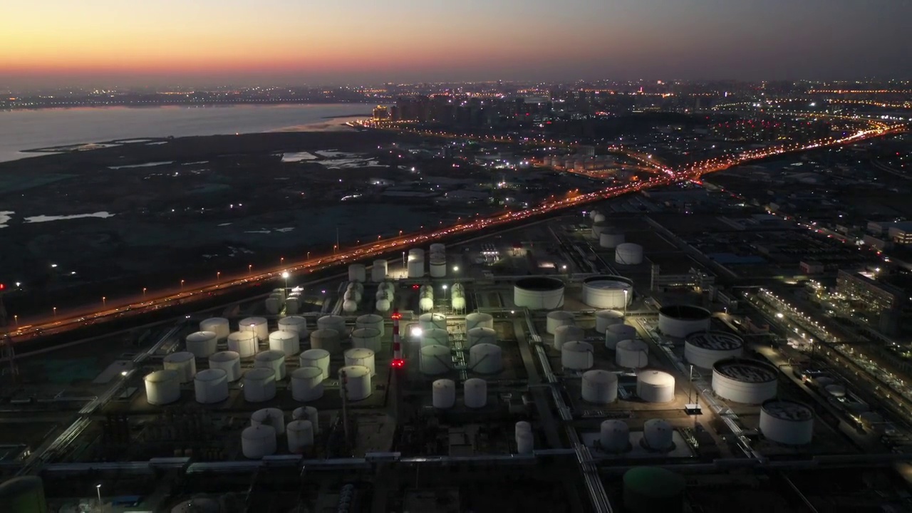 炼油厂夜间鸟瞰图视频素材