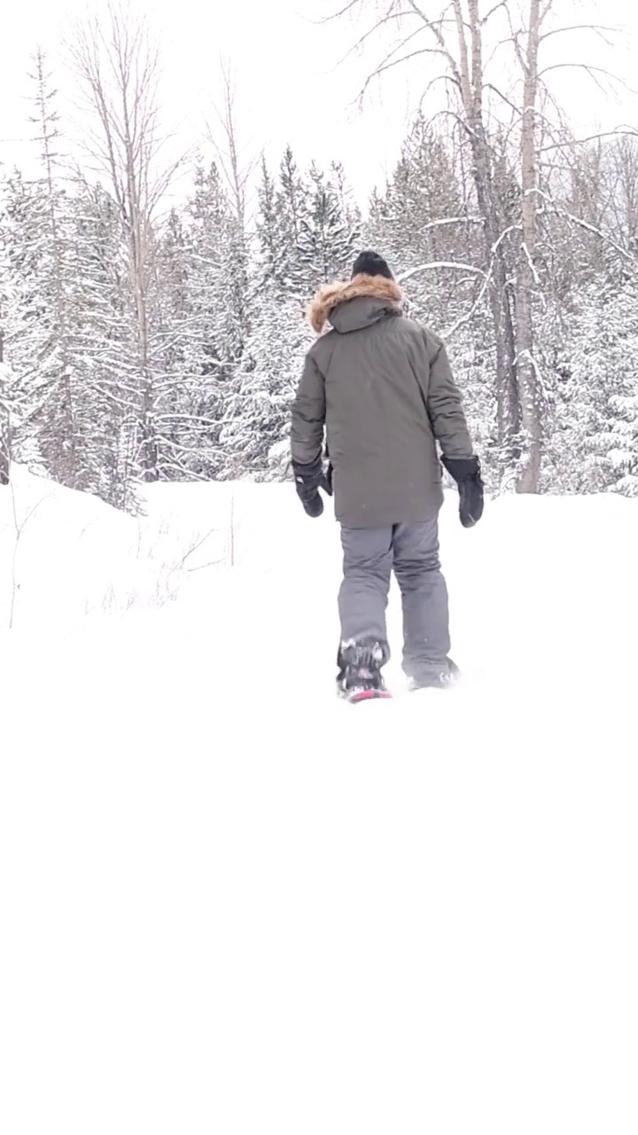 男人在山上穿雪鞋视频素材