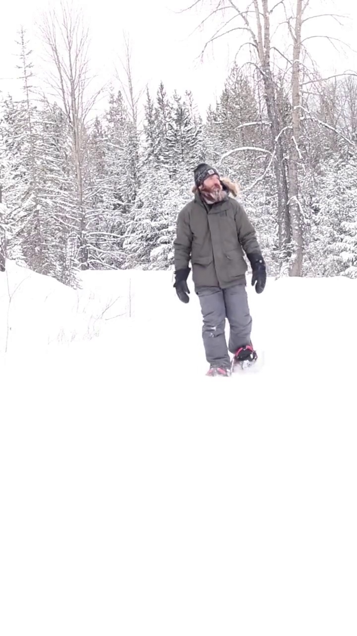 男人在山上穿雪鞋视频素材