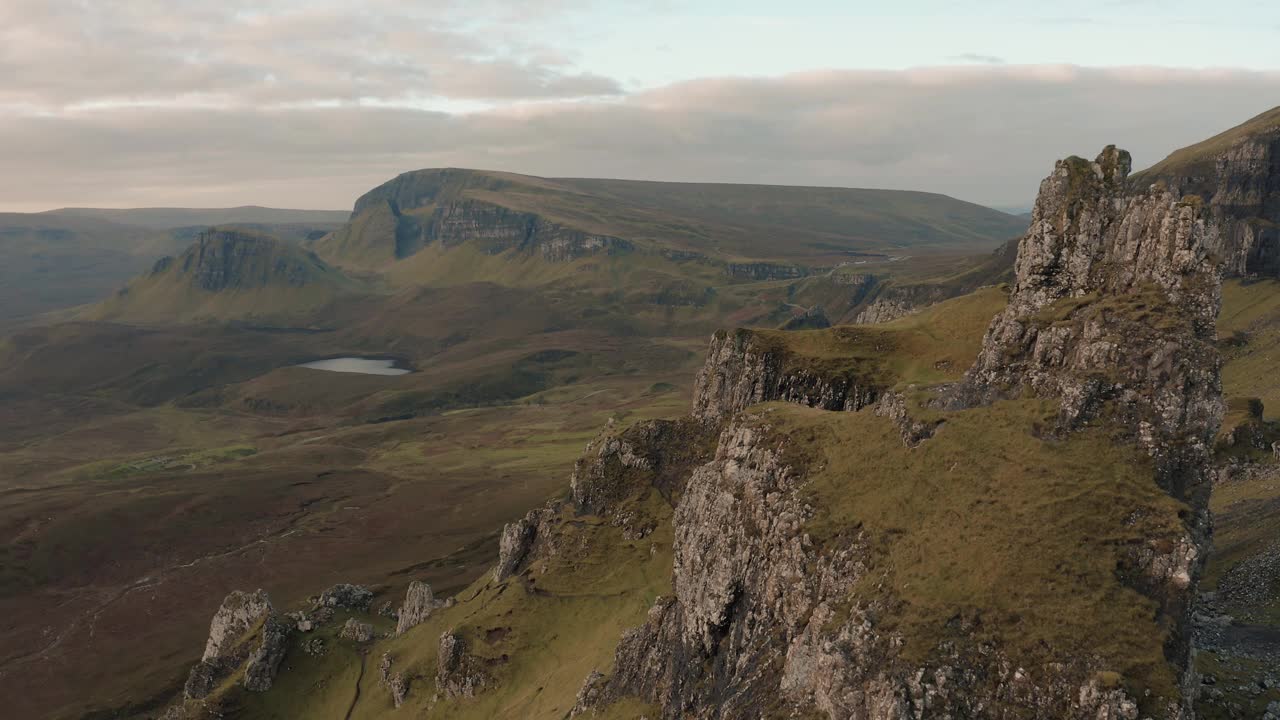 2021年秋季，Skye岛的Quiraing和周边地区的鸟瞰图视频素材