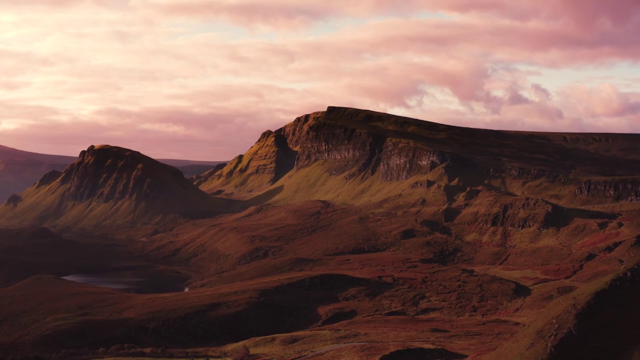 2021年秋季，Skye岛的Quiraing和周边地区的鸟瞰图视频素材