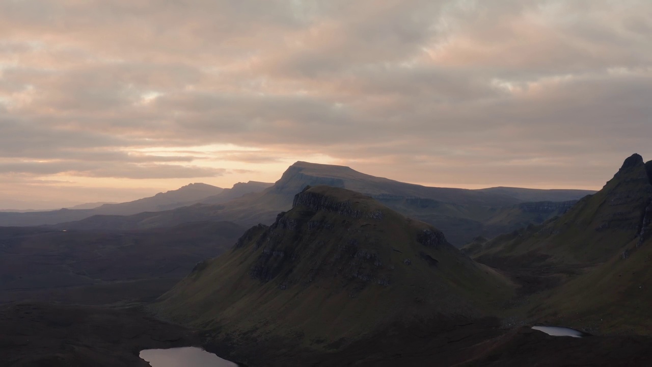 2021年秋季，Skye岛的Quiraing和周边地区的鸟瞰图视频素材