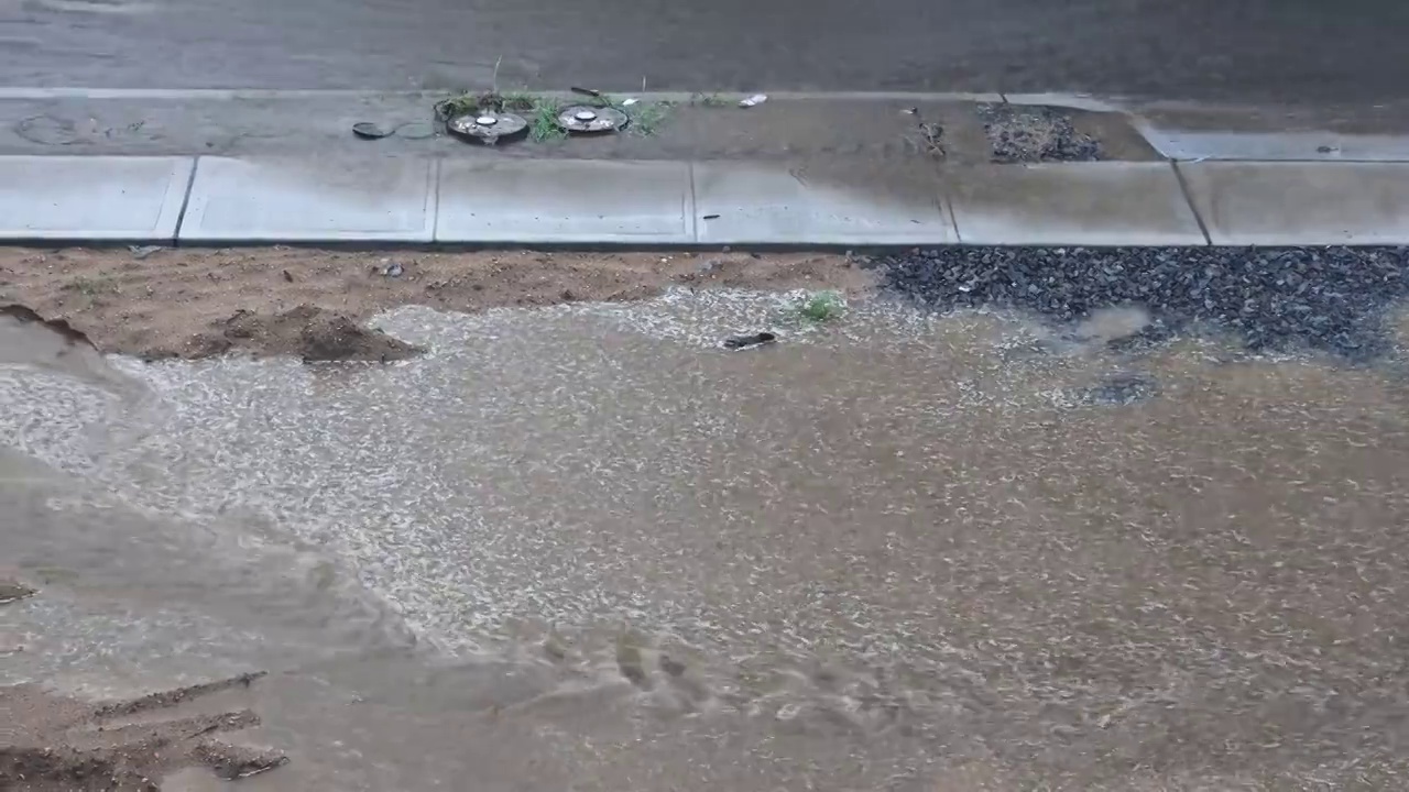 一个大水坑在雷雨中淹没了道路视频素材