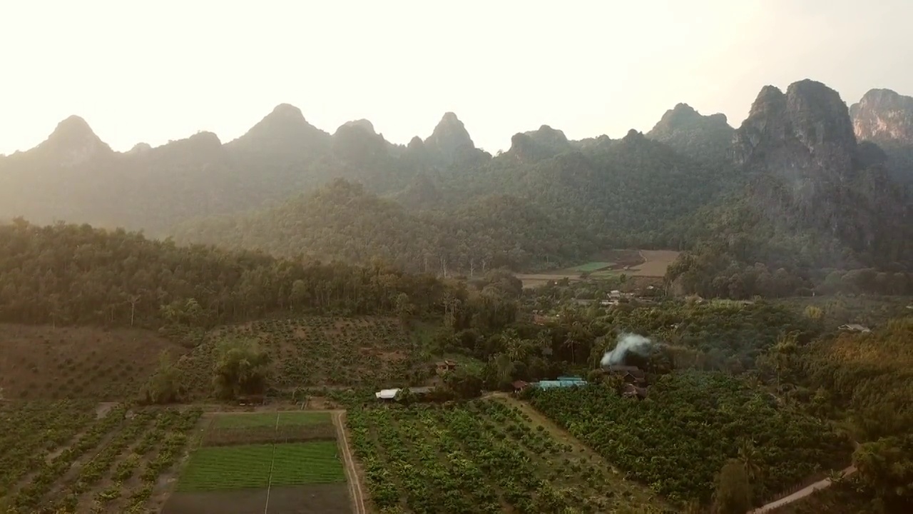 泰国清迈省清道区乡村石灰岩山脉的美丽景色。视频素材