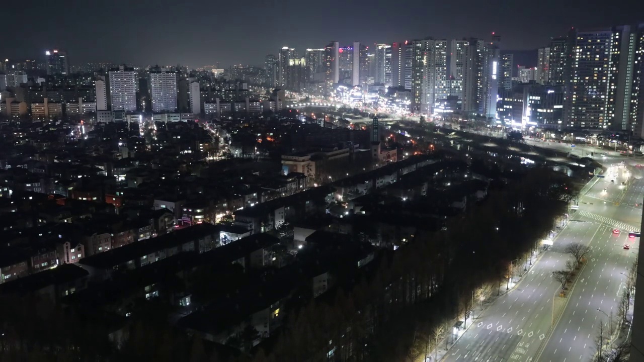 时间流逝，韩国首尔夜晚的城市景观和摩天大楼的交通视频下载