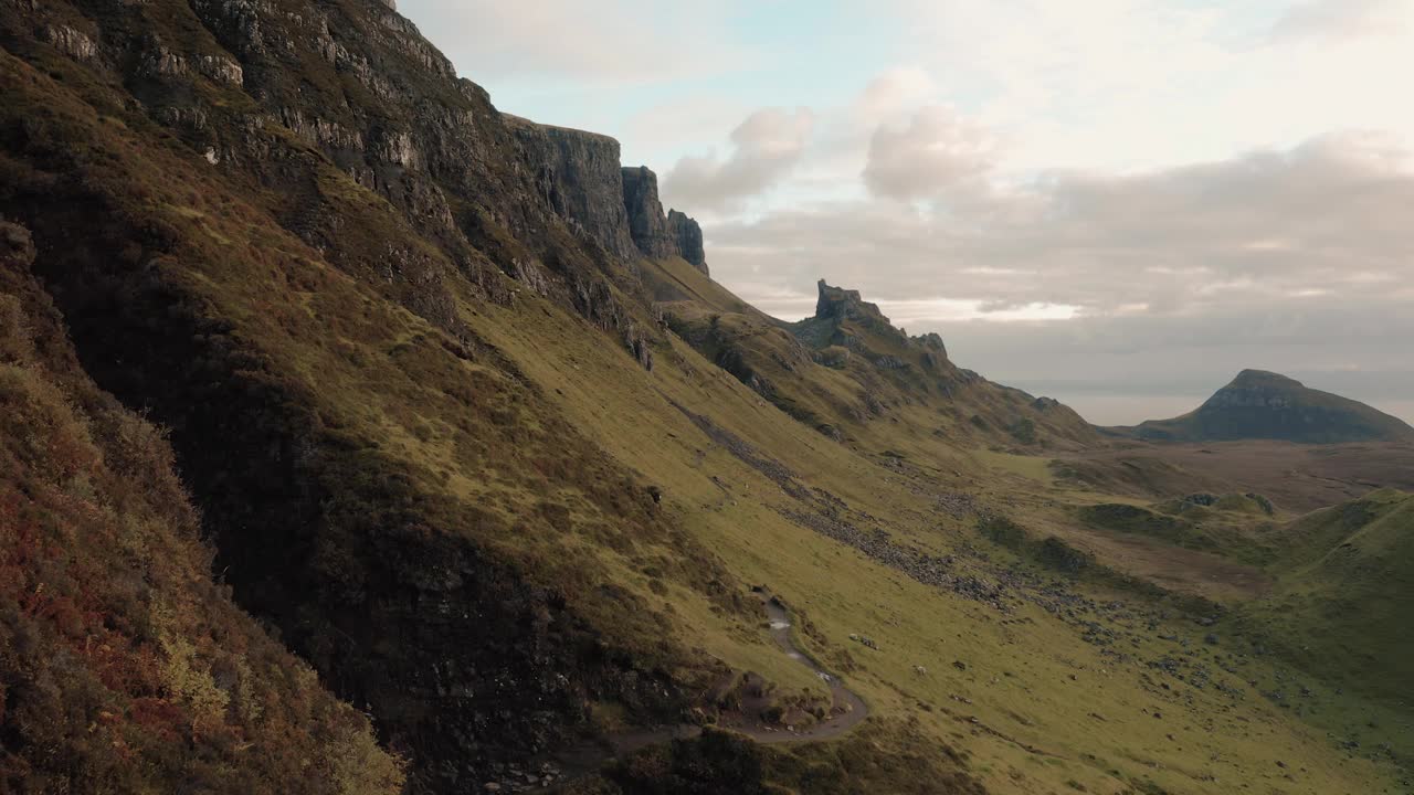 2021年秋季，Skye岛的Quiraing和周边地区的鸟瞰图视频素材