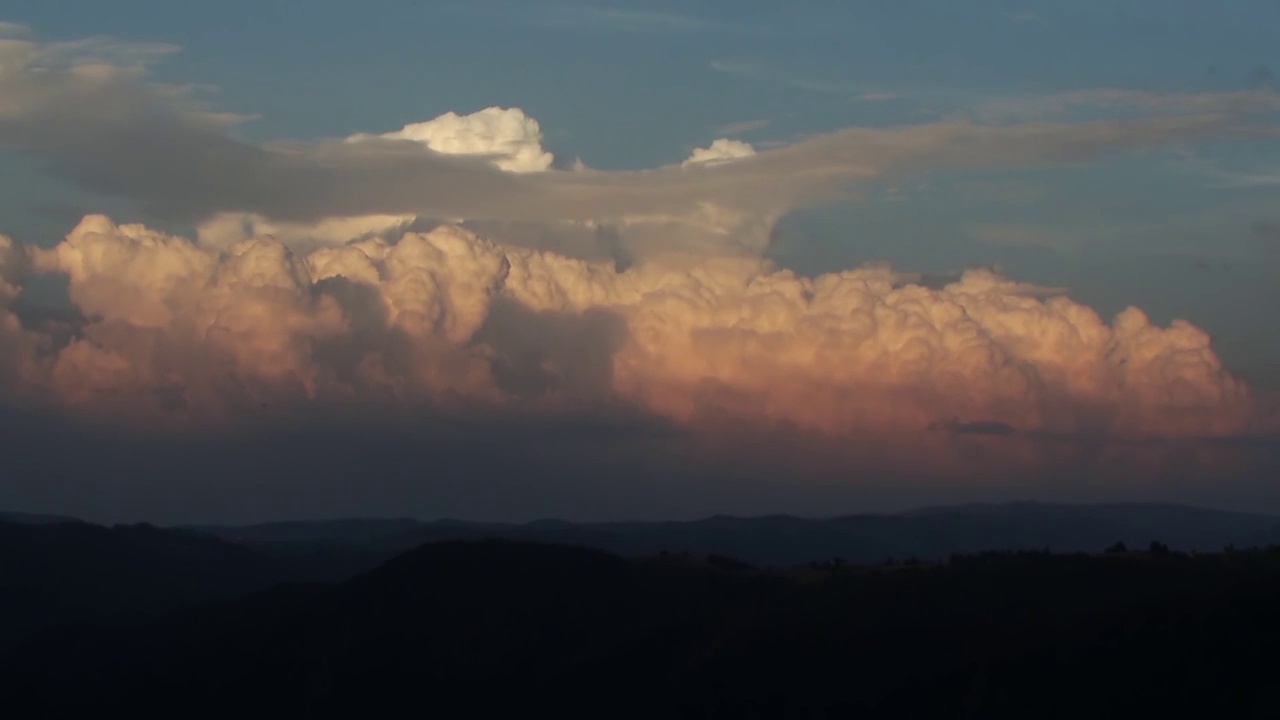 风暴云在高山和小山上空飘移不定视频素材