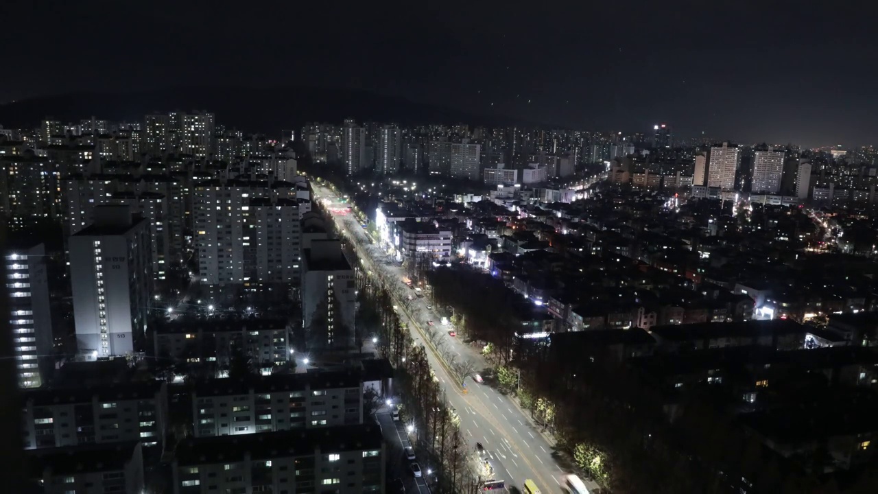 随着时间的推移，韩国首尔公寓地区的夜景与交通灯视频下载