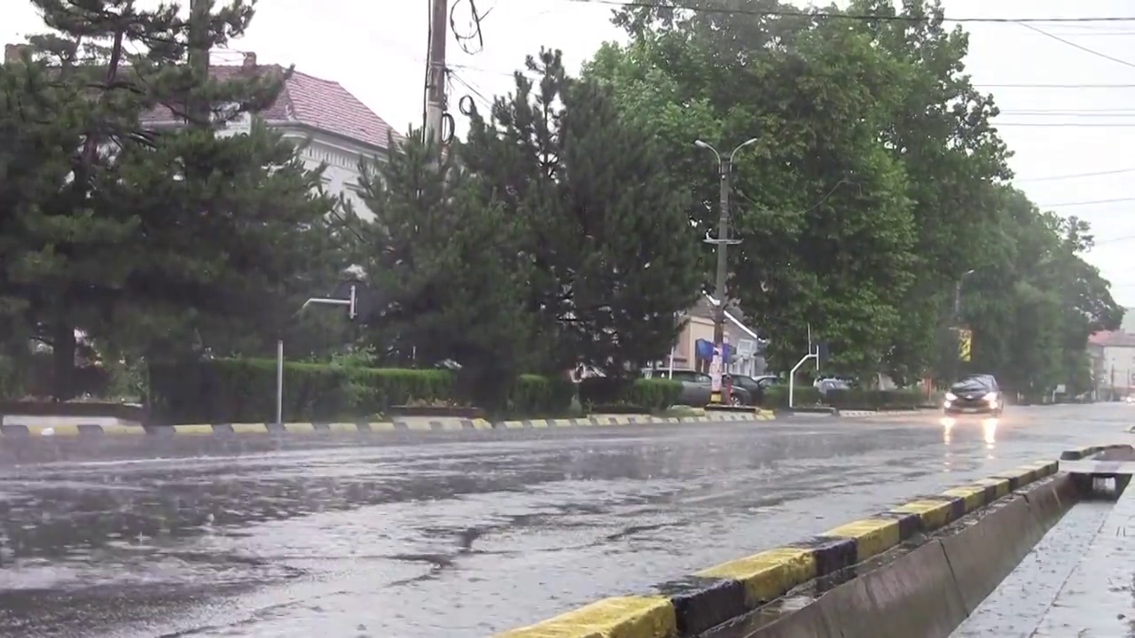 大雨时汽车通行视频素材