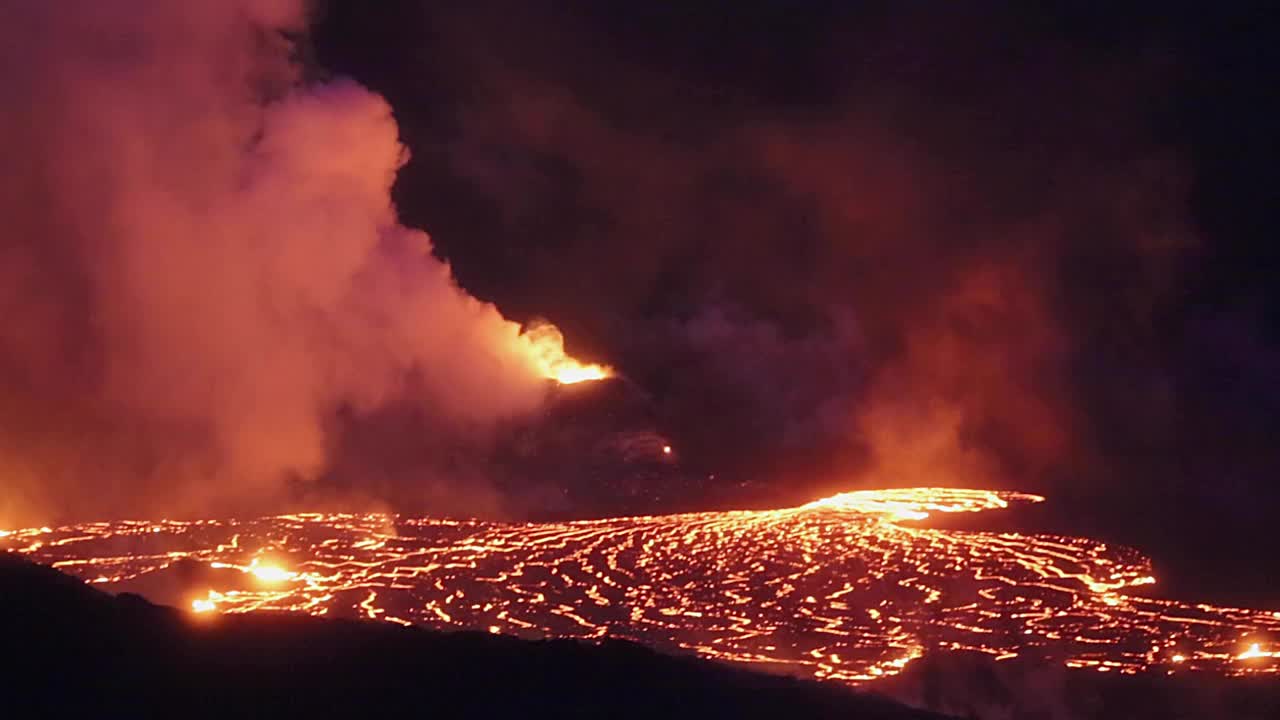 熔岩从夏威夷的基拉韦厄火山喷发视频素材