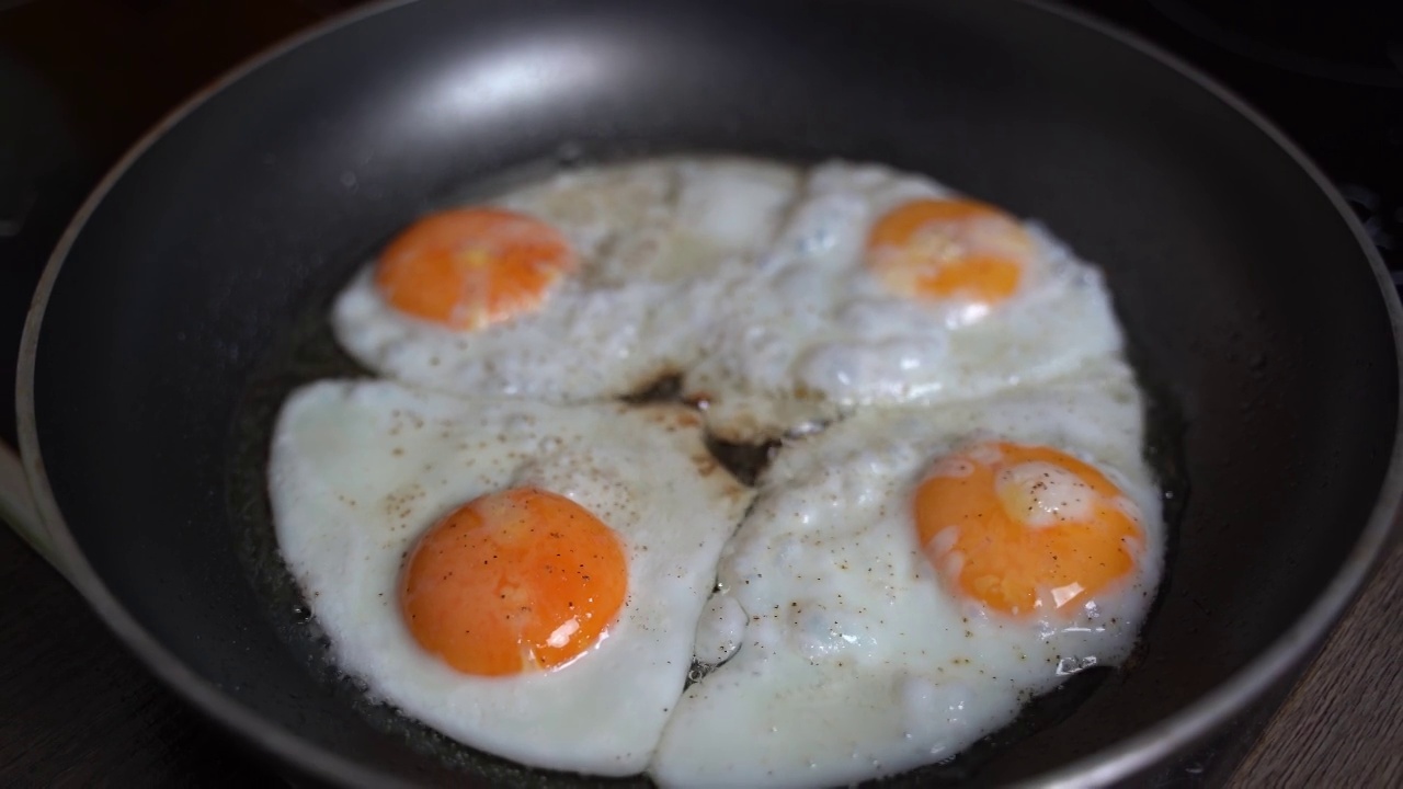 四个鸡蛋在油锅里同时煎视频素材