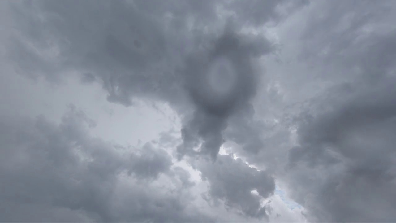 暴风雨来临前，天空布满了黑灰色的云。视频素材