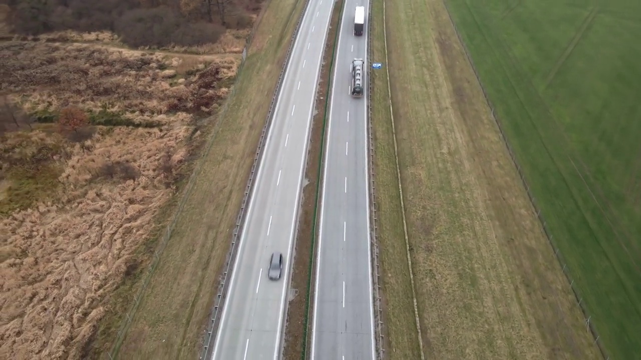 高速公路上行驶的汽车，鸟瞰图视频素材