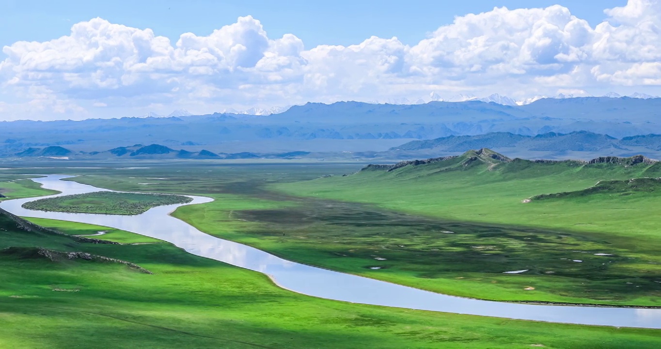 弯弯曲曲的河流，绿油油的草原，还有山景视频素材