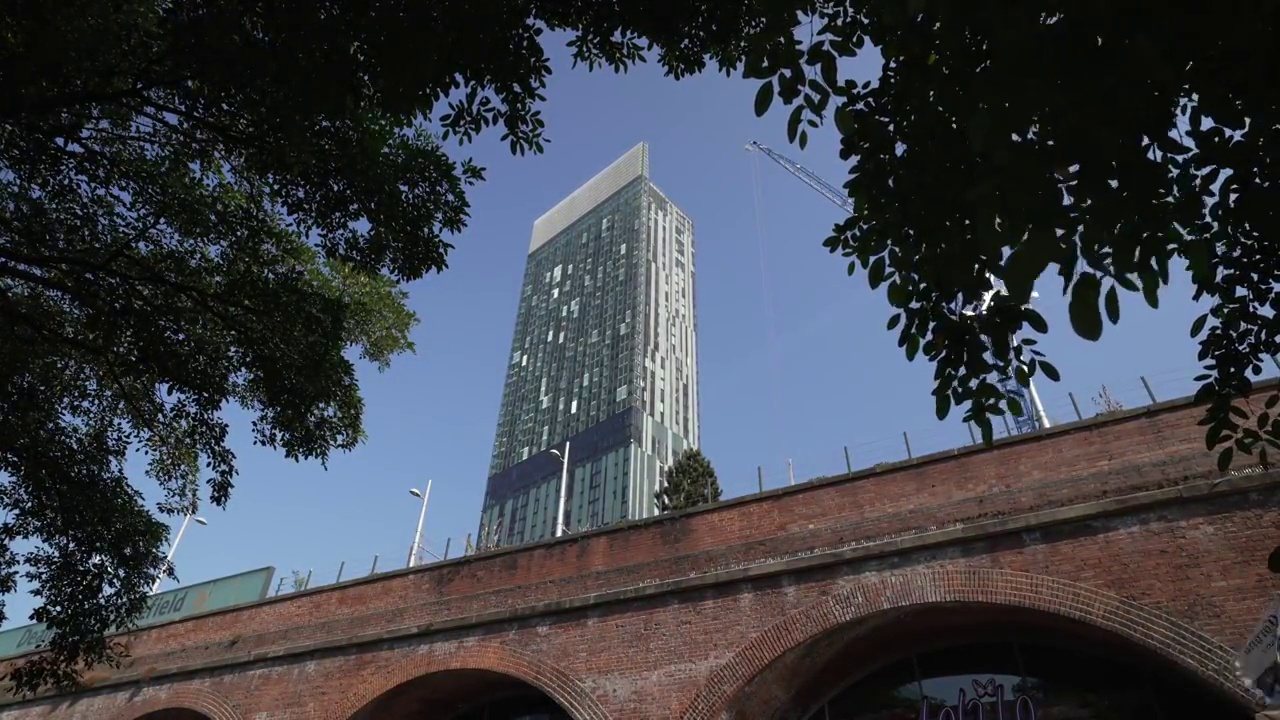 Deansgate Castlfield站和301 Deansgate，曼彻斯特，兰开夏，英格兰，英国，欧洲视频素材