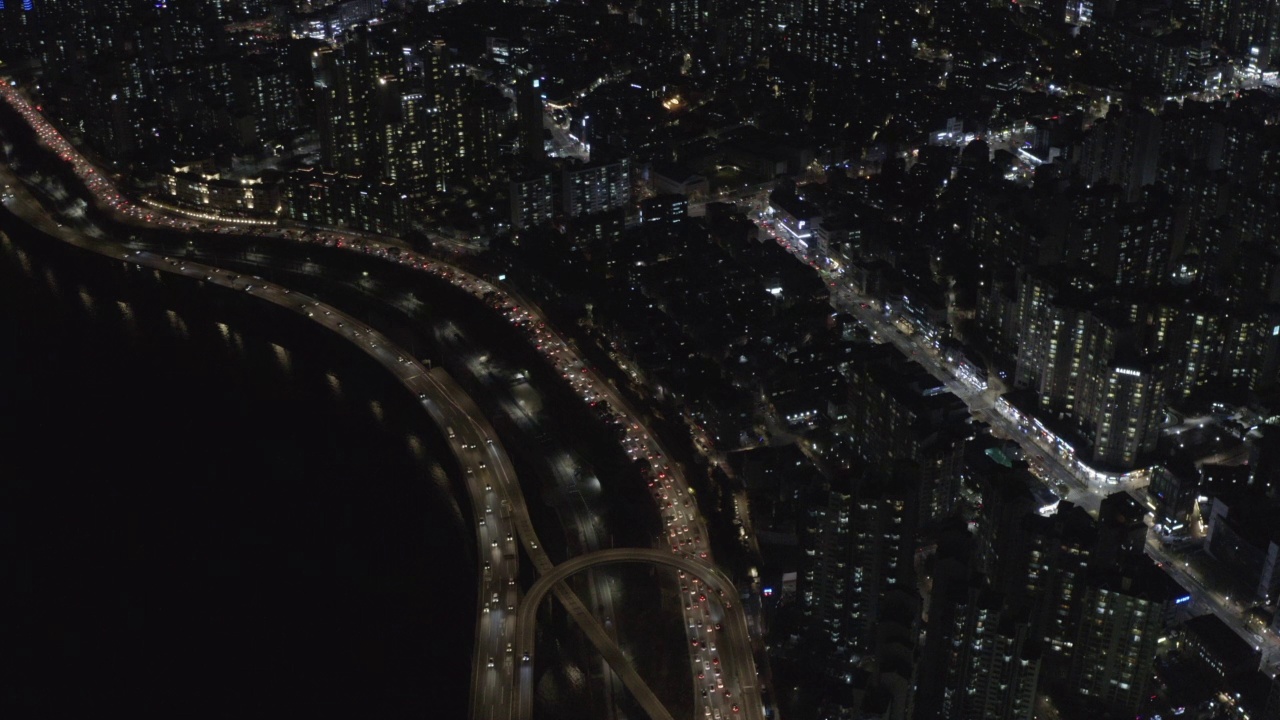 韩国首尔麻浦大桥、江边北路、麻浦区市中心的夜景视频素材