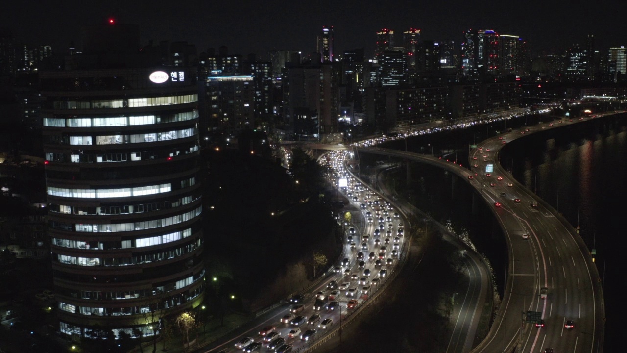 韩国首尔江边北路和市中心/麻浦区、龙山区的夜景视频素材