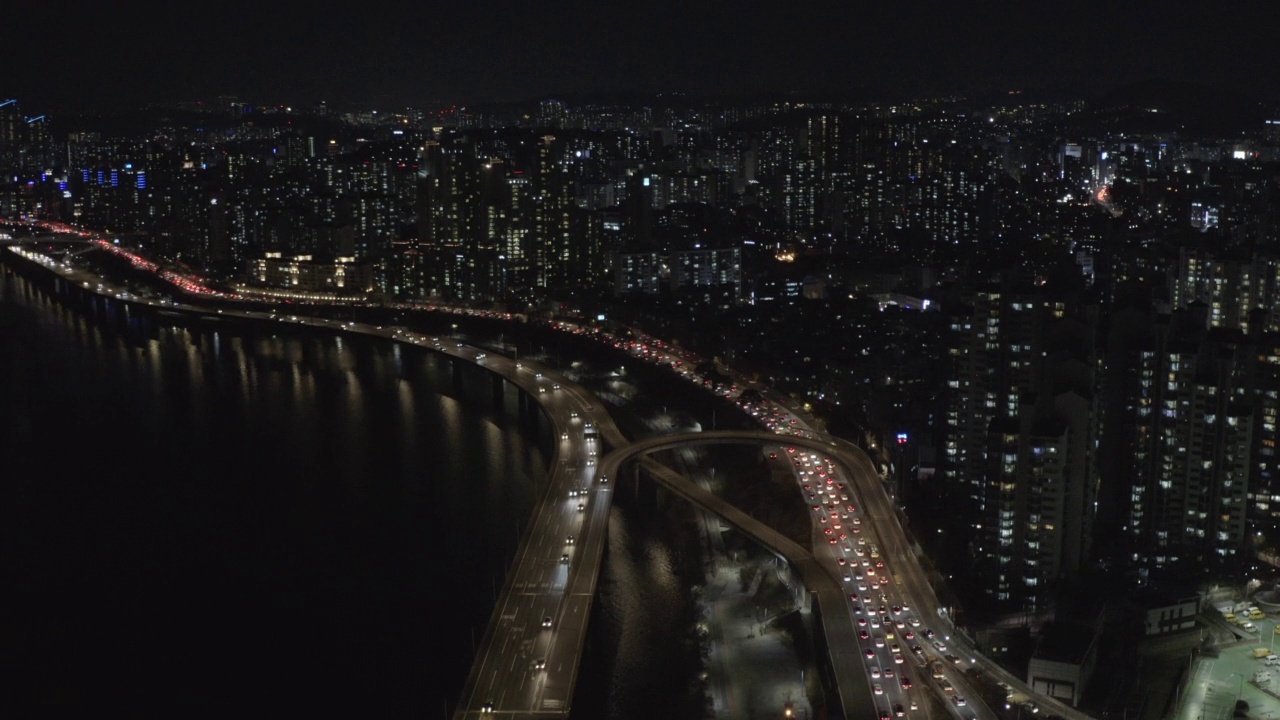 韩国首尔江边北路和市中心/麻浦区行驶的汽车夜景视频素材