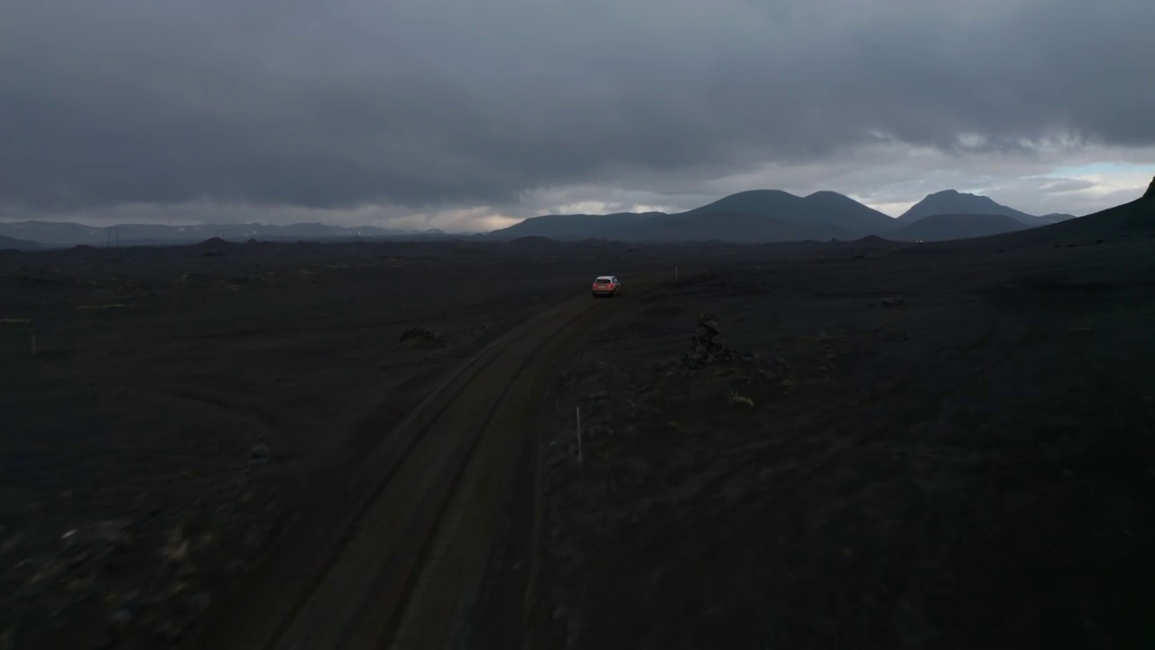 鸟瞰汽车独自在道路上通过冰岛的荒野景观。鸟瞰图4x4汽车探索冰岛偏远的目的地。安全与安全。冒险和探索视频素材