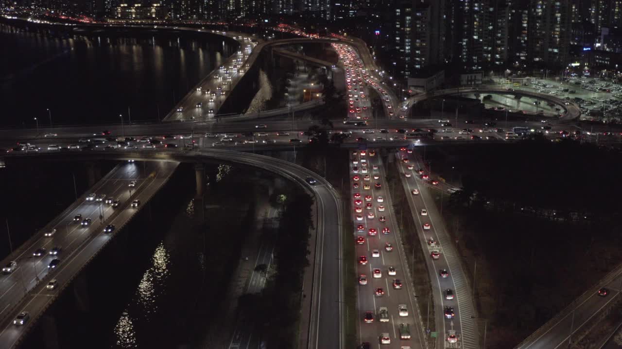 韩国首尔麻浦大桥、江边北路、麻浦区市中心的夜景视频素材