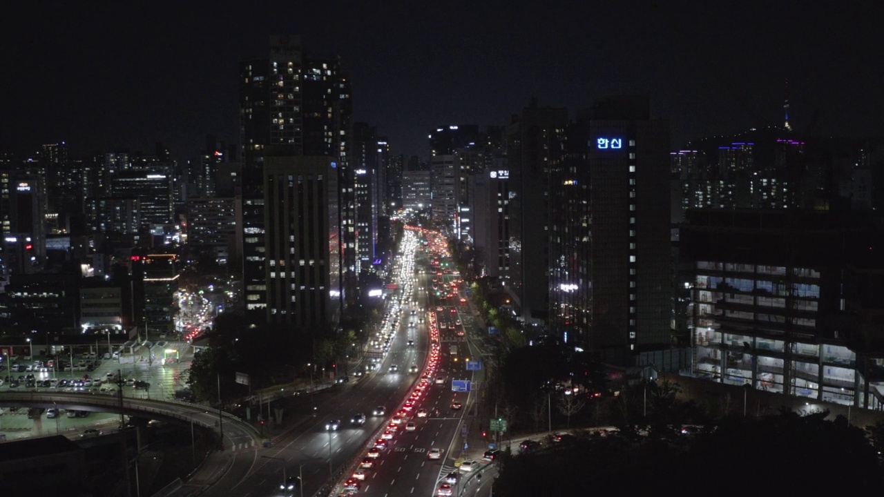 韩国首尔市中心/麻浦区汽车行驶的夜景视频素材