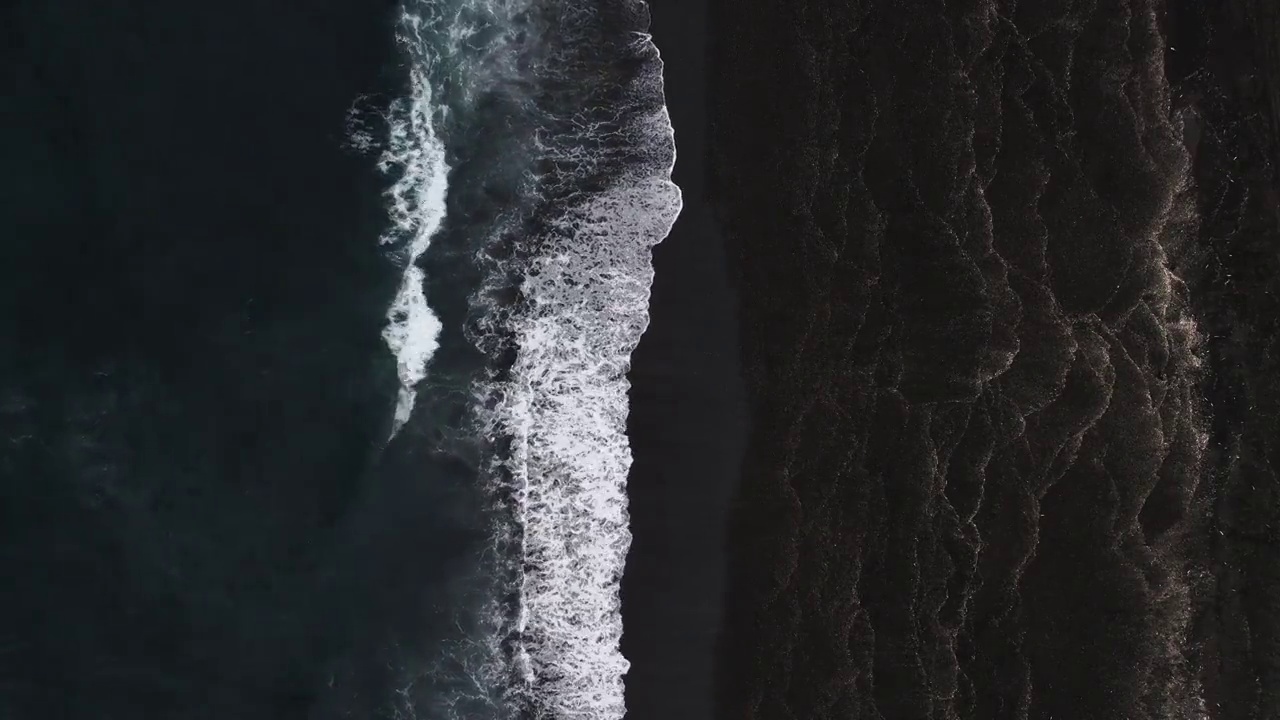 在冰岛的维克，无人机直接从上空拍摄黑沙滩和海浪视频素材