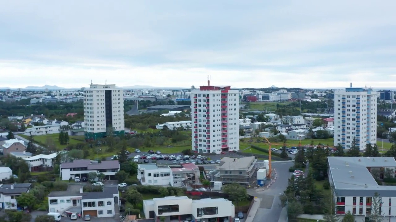 雷克雅未克居民区的无人机视图。雷克雅未克市区鸟瞰图。鸟瞰世界上最北的首都城市的全景视频素材