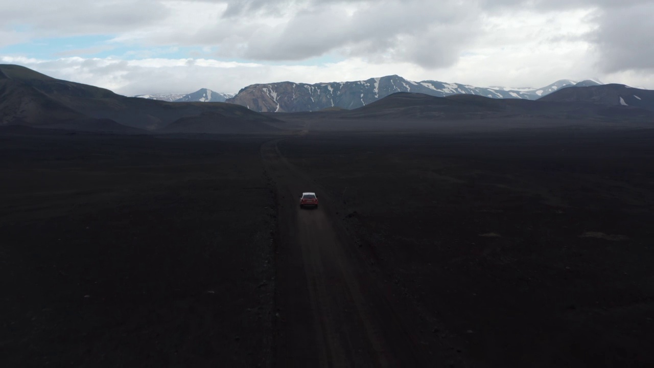 鸟瞰图，汽车在探索拉卡加黑色火山沙漠。高角度的Skaftafell国家公园与雪山峰。商业保险。神奇的自然视频素材