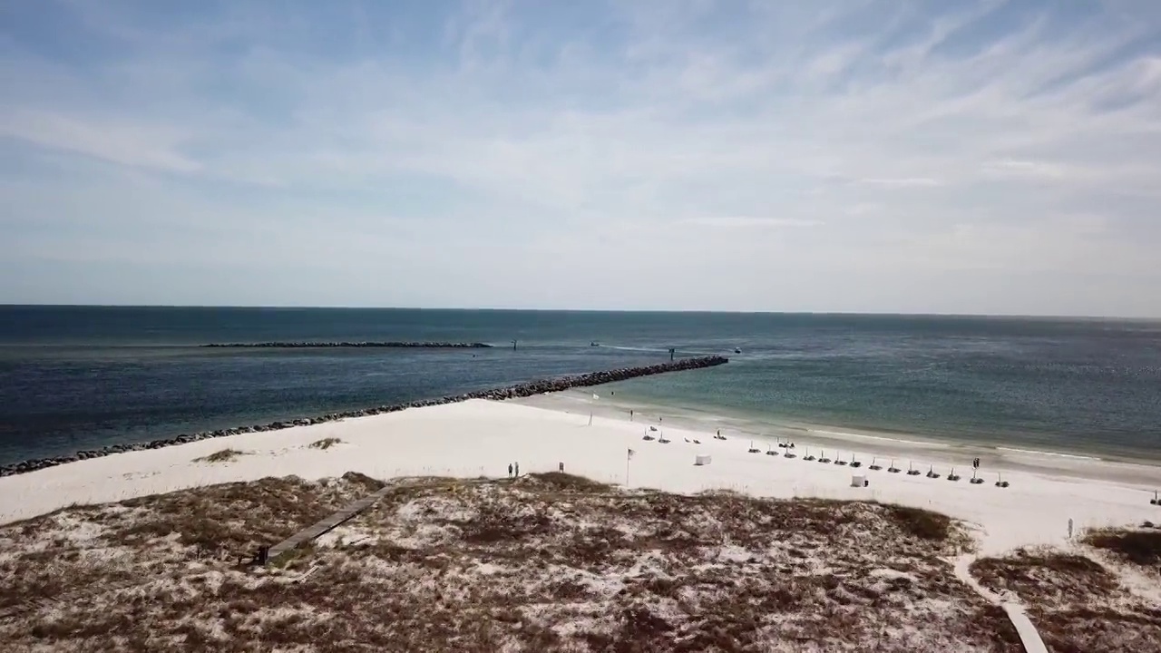 在白沙海滩面朝水的空中升起视频素材