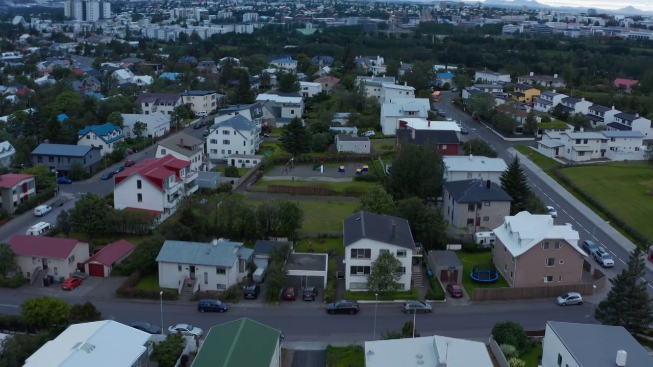 雷克雅未克市中心和市区的鸟瞰图。无人机查看雷克雅未克全景，冰岛首都和世界上最北的城市视频素材