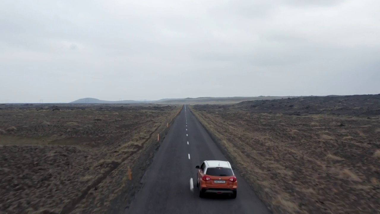 鸟瞰冰岛首条公路，拥有全景高地和在柏油路上超速行驶的汽车。驾驶汽车沿环线行驶，无人机观赏风景。冒险和探索视频素材