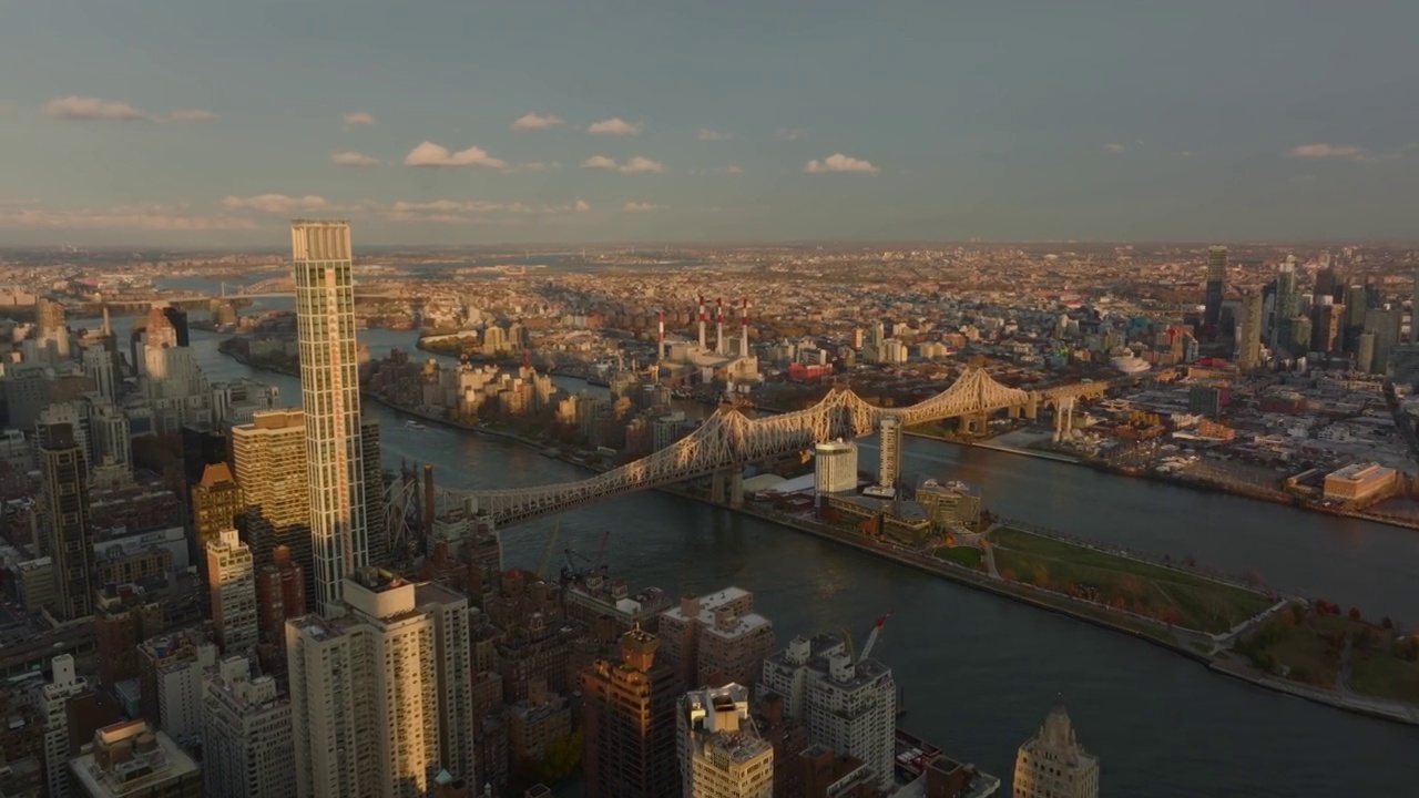 在东河上的昆斯波罗大桥的空中全景。夕阳照耀下的城市景观。曼哈顿，美国纽约市视频素材