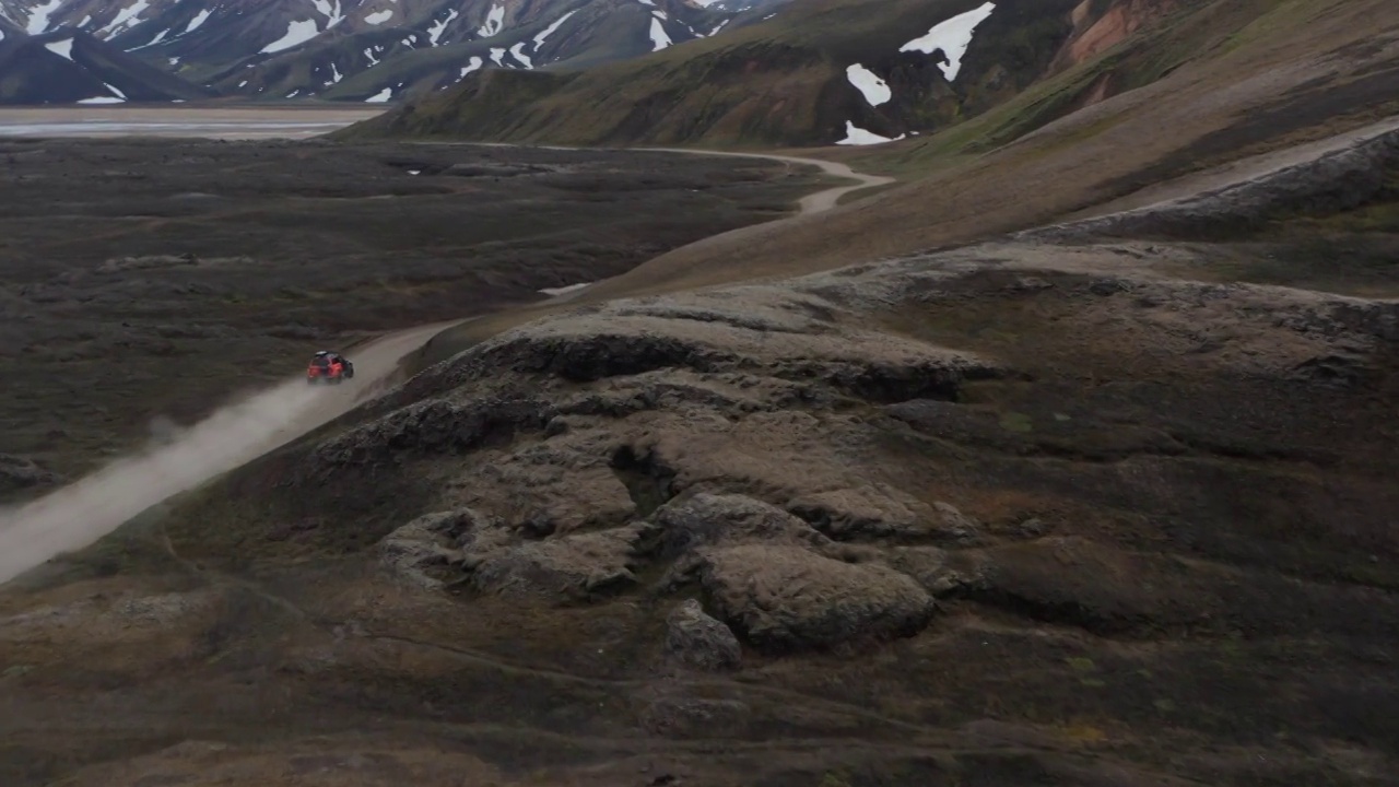 鸟瞰图4x4汽车探索冰岛偏远的目的地。安全与安全。冒险和探索。在冰岛，无人驾驶汽车在泥泞的道路上行驶。商业保险视频素材