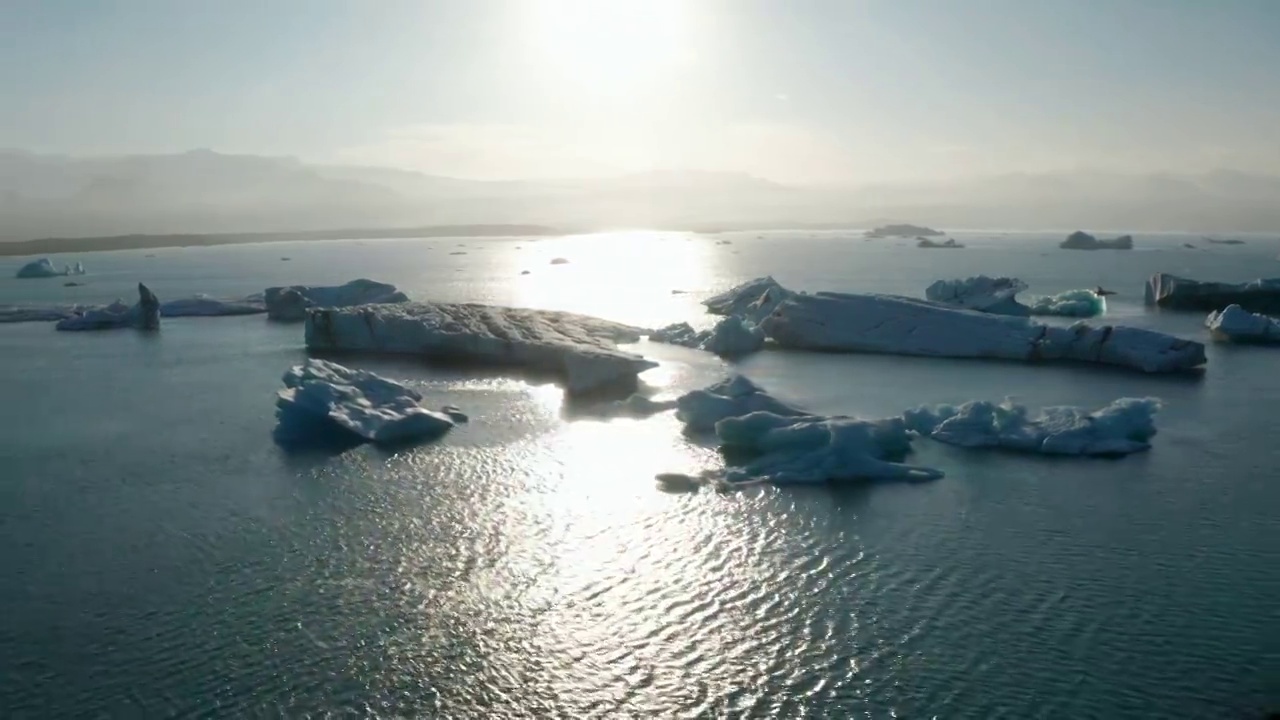 俯瞰漂浮在Jokulsarlon湖上的Breidamerkurjokull冰山。气候变化。Vatnajokull国家公园的鸟眼，湖上漂浮着冰块。全球变暖视频素材