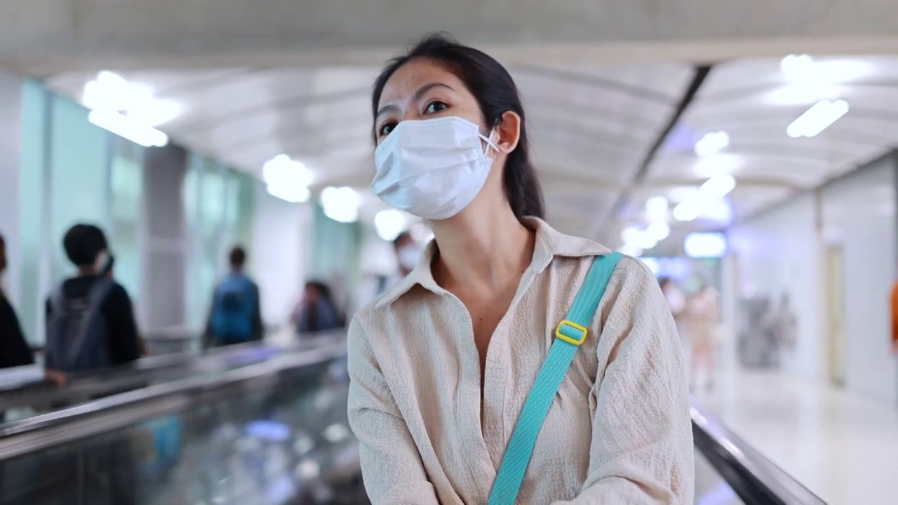 亚洲女性游客在机场戴口罩视频素材