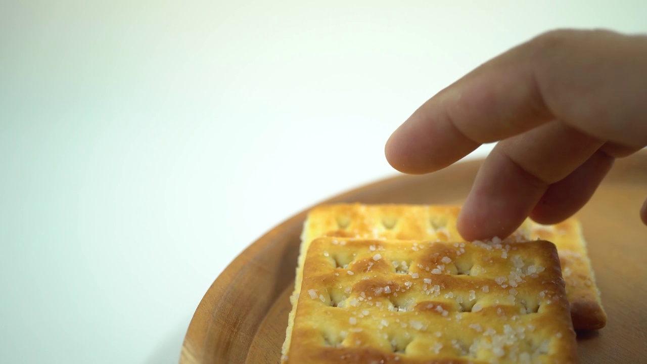 圣诞饼干饼干在木盘，叉子和勺子与白色的背景。视频素材